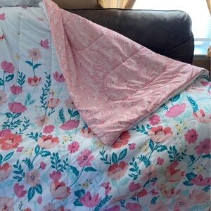 Full size reversible comforter like new!! 2 shams included